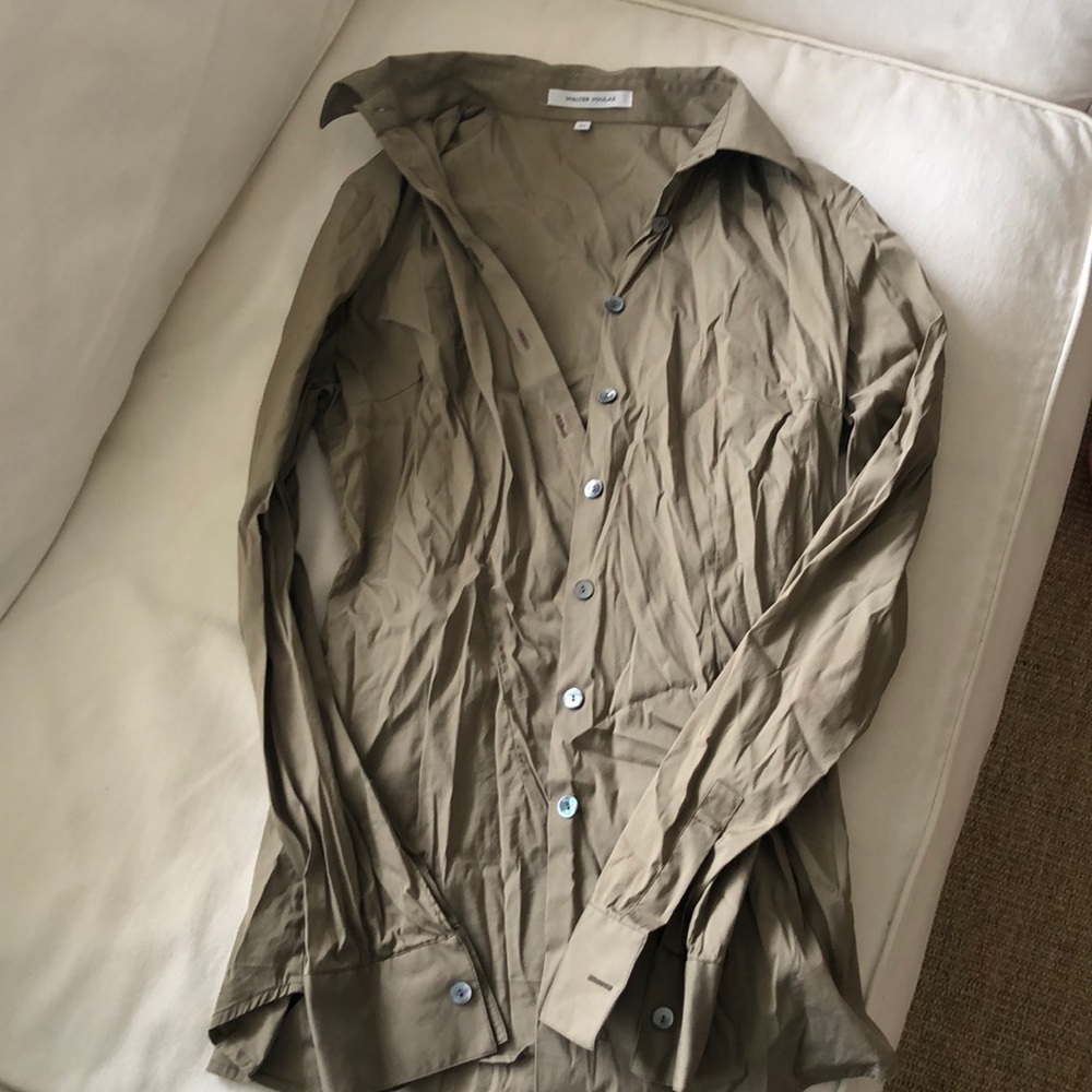 Light button down collard shirt